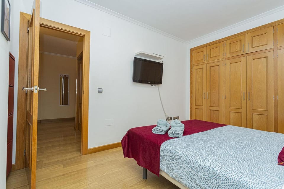 Bed, TV and multimedia, Photo of the whole room, Bedroom, wardrobe