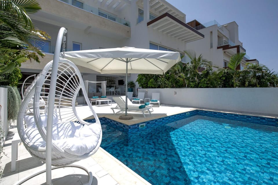 Property building, Patio, Day, Pool view, Swimming pool, sunbed