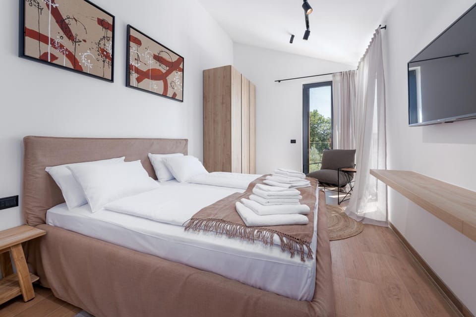 Bed, Bedroom, towels