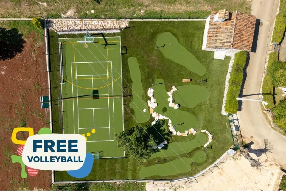 Minigolf, Tennis court