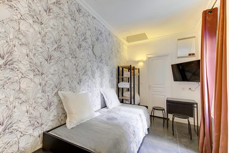 Bed, TV and multimedia, Living room, Bedroom, air conditioner
