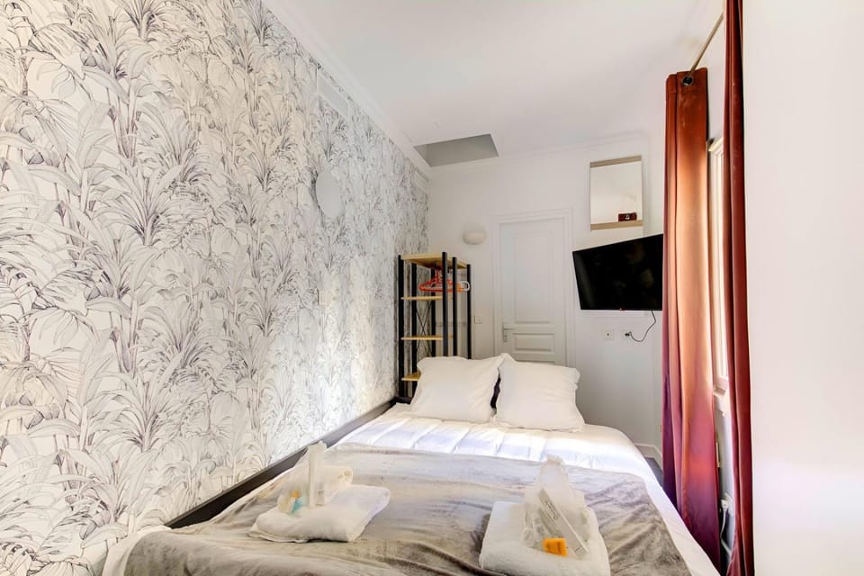 Bed, Bedroom, towels, wardrobe
