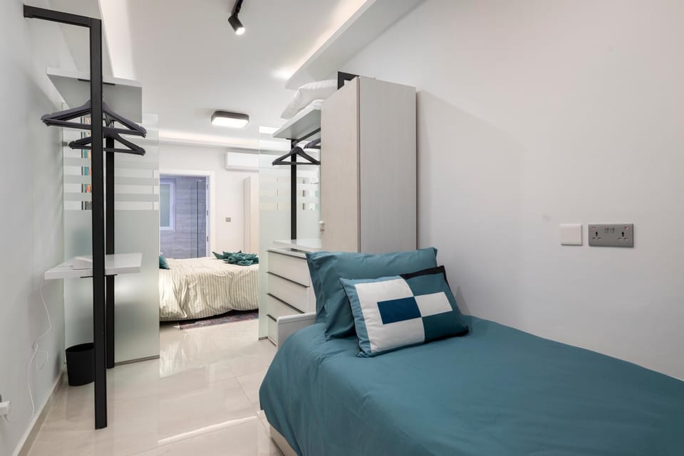 Chic, Modernized Maisonette - Close to Tigne Point, & Saint Julian's Apartment in Sliema