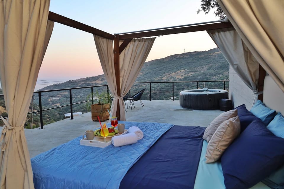 Bed, View (from property/room), Food and drinks, Bedroom