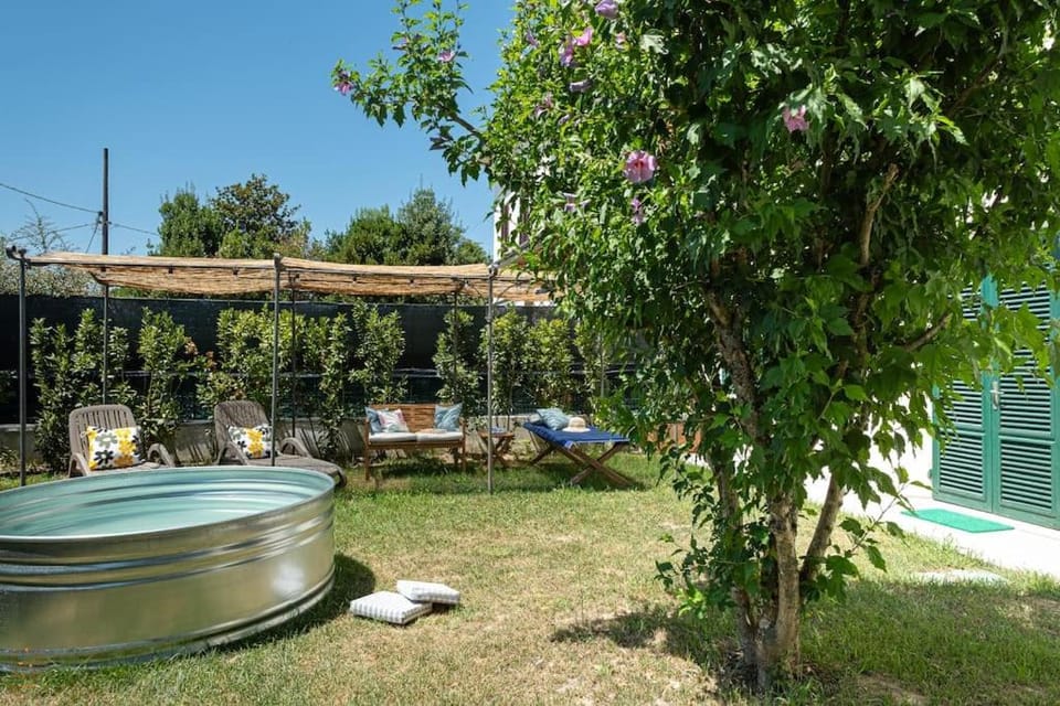 Fantastic Garden in a Trendy Apt with TANK Pool Apartment in Capannori