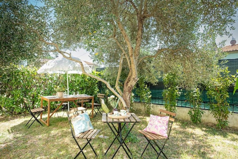 Fantastic Garden in a Trendy Apt with TANK Pool Apartment in Capannori