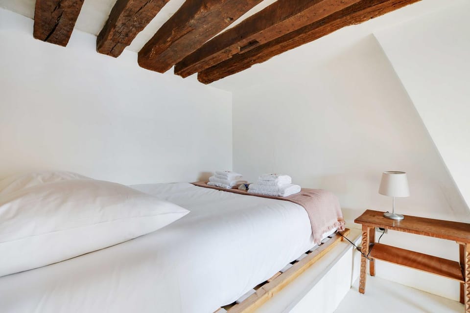 Bed, Bedroom, towels