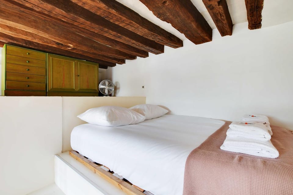 Bed, Bedroom, towels, wardrobe