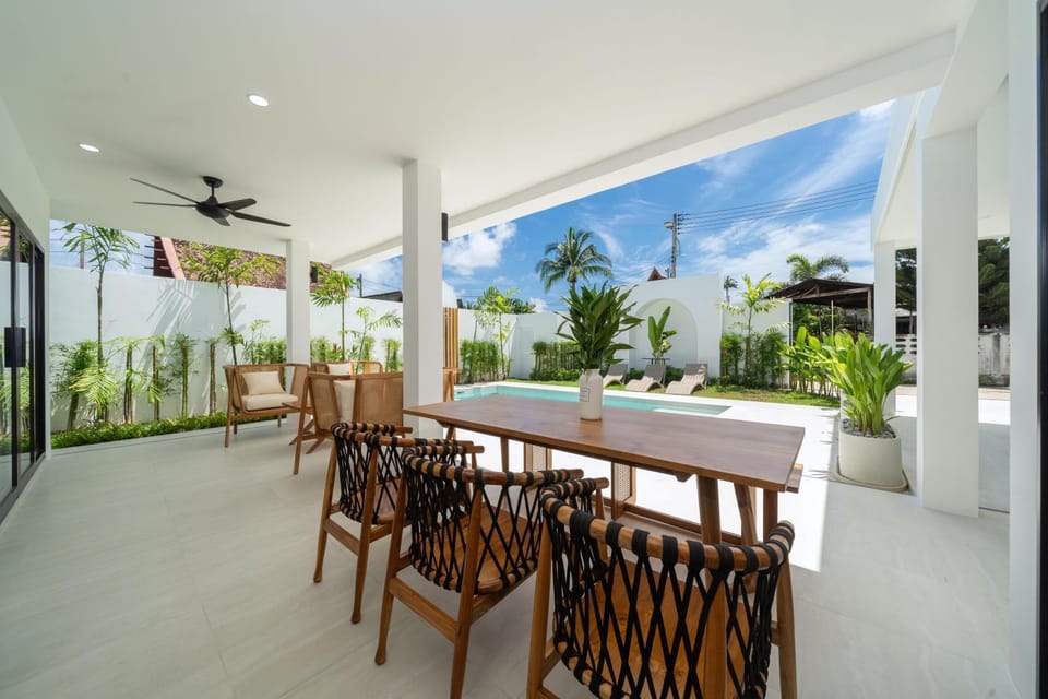 Patio, Day, Seating area, Dining area, Garden view