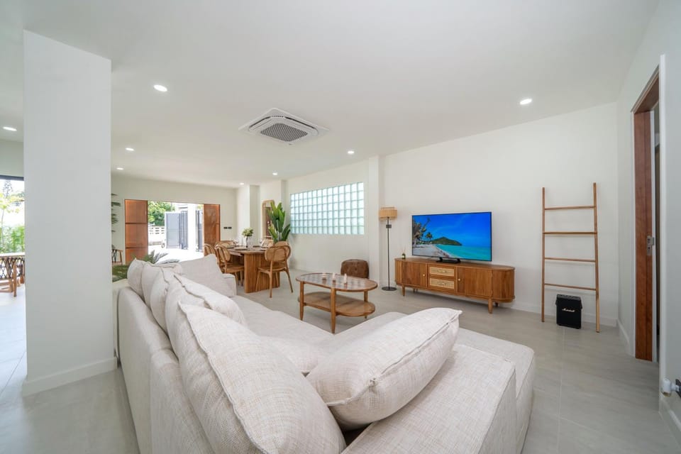 TV and multimedia, Living room, Seating area, Evening entertainment