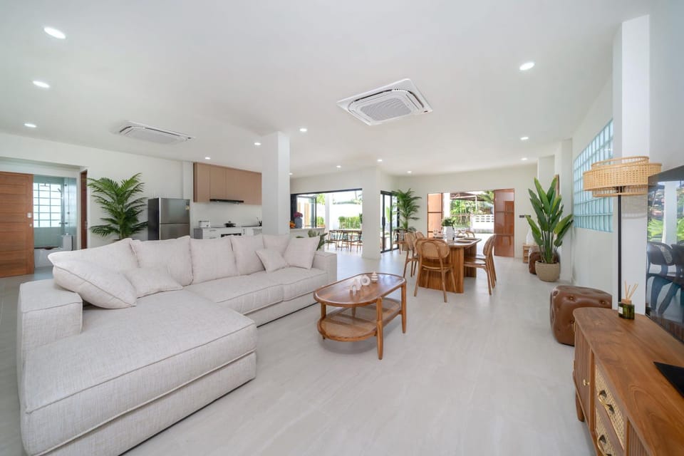 TV and multimedia, Kitchen or kitchenette, Living room, Seating area, Dining area, air conditioner