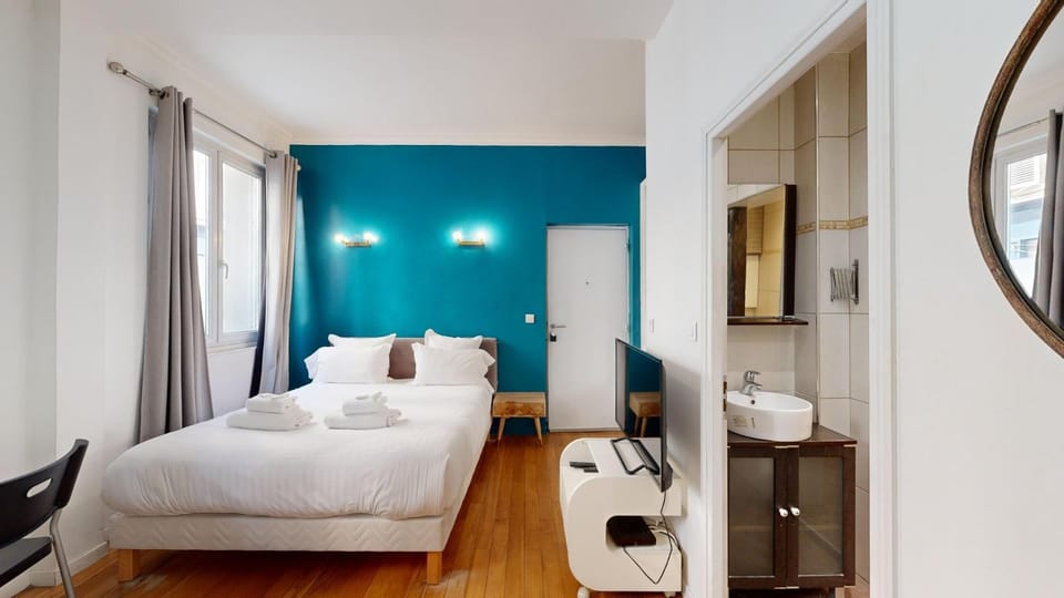 Toilet, Bed, Bathroom, Bedroom, towels