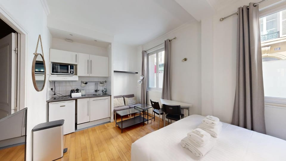 Kitchen or kitchenette, Dining area, stove