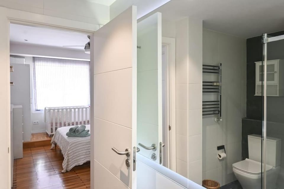 Shower, Toilet, Bathroom, Photo of the whole room, Bedroom, towels