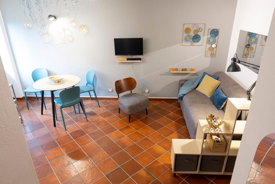 Communal lounge/ TV room, Living room, Photo of the whole room, Seating area, Dining area, Evening entertainment