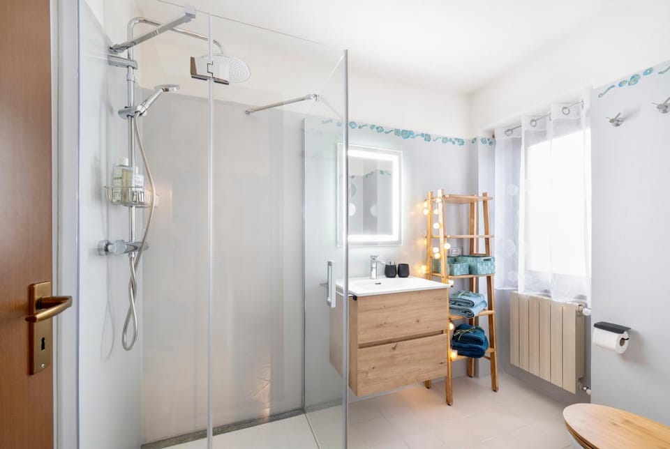Shower, Toilet, Bathroom, Photo of the whole room, towels