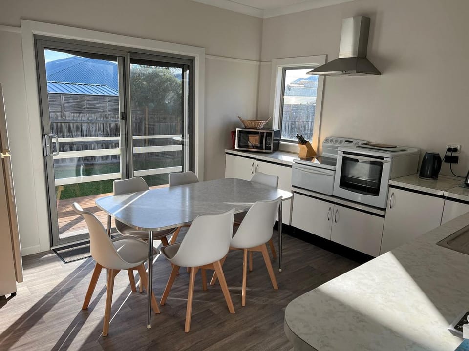 Coffee/tea facilities, Kitchen or kitchenette, Dining area, dishwasher, oven, stove, toaster