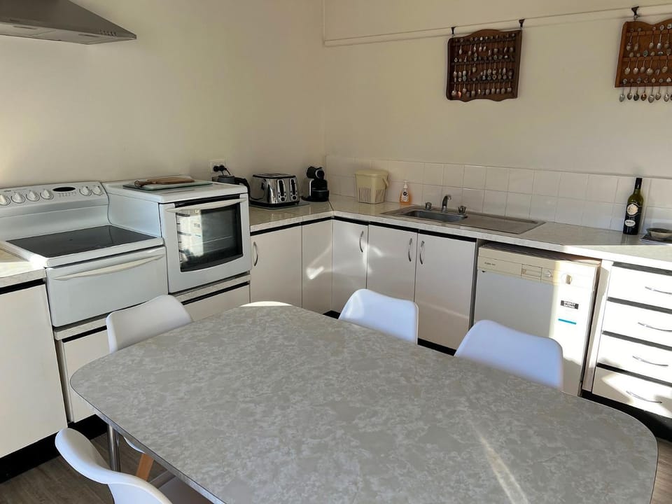 Kitchen or kitchenette, Dining area, dishwasher, oven, stove