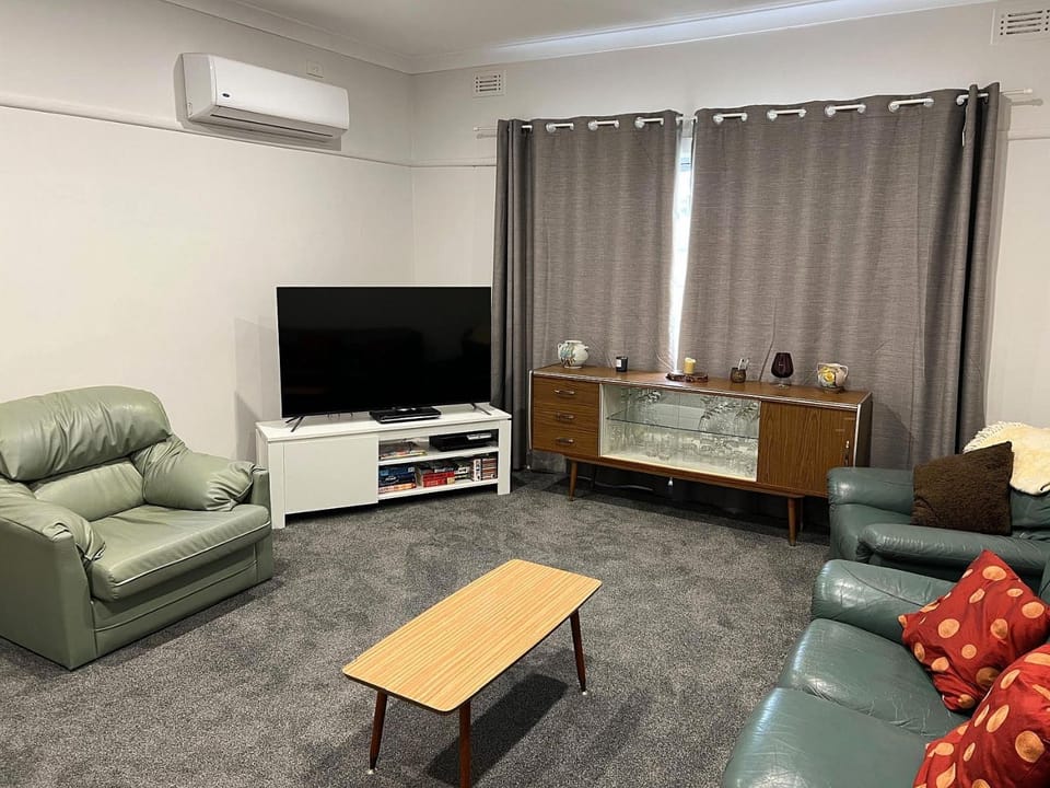 TV and multimedia, Living room, Seating area, air conditioner
