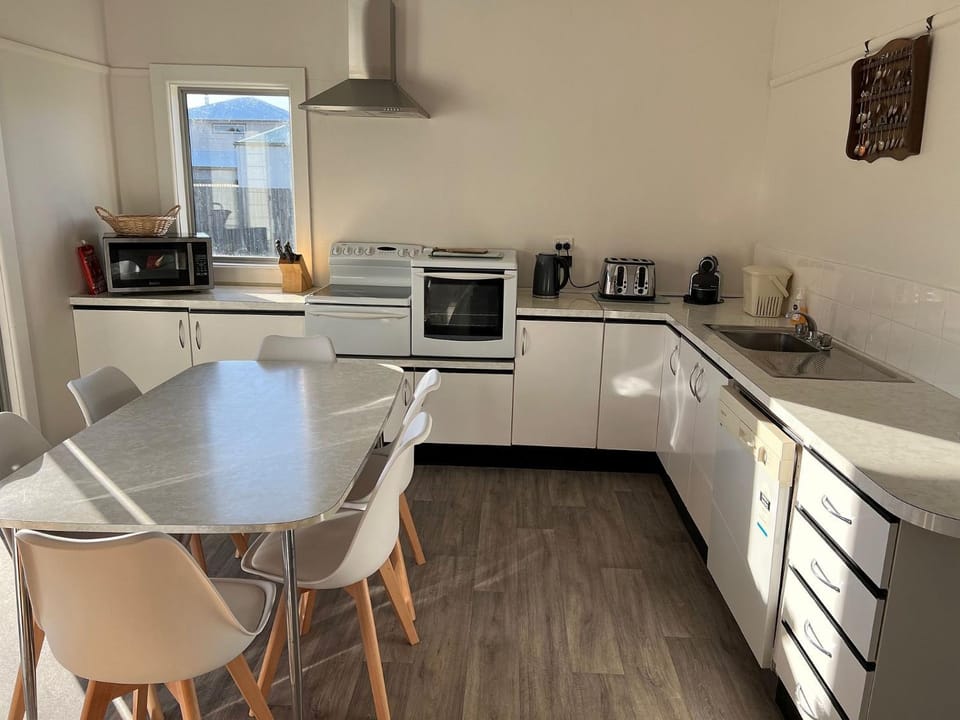 Coffee/tea facilities, Kitchen or kitchenette, Dining area, dishwasher, oven, stove, toaster