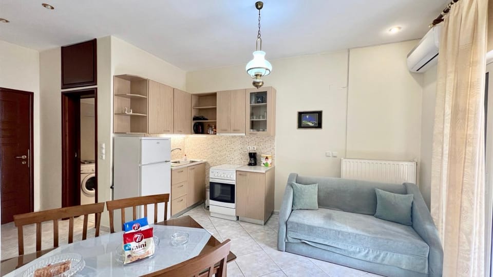 Kitchen or kitchenette, Living room, Seating area, Dining area