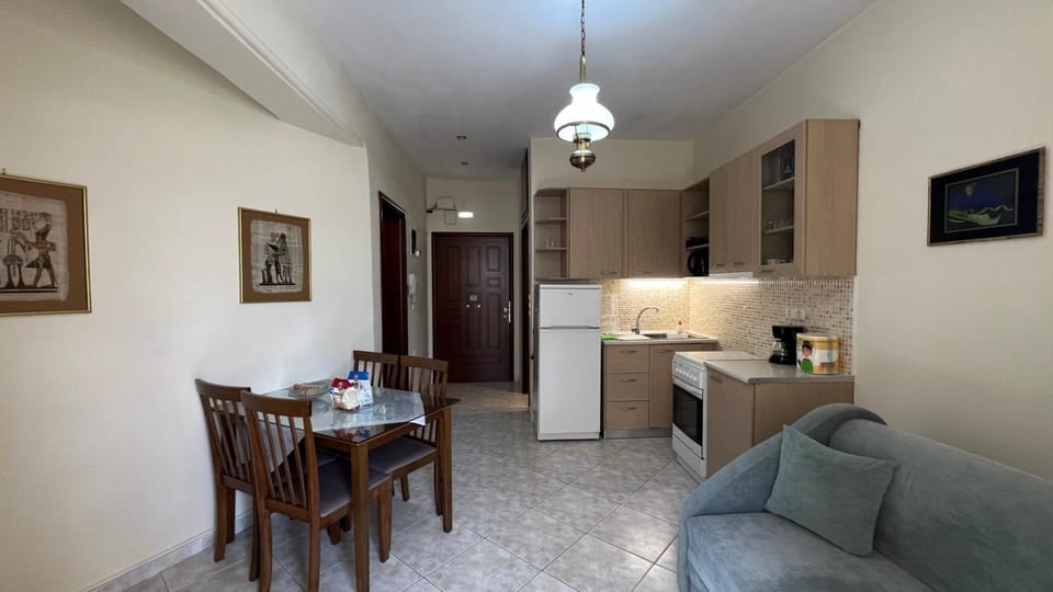 Kitchen or kitchenette, Living room, Seating area, Dining area, oven, stove