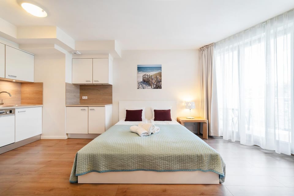 Bed, Kitchen or kitchenette