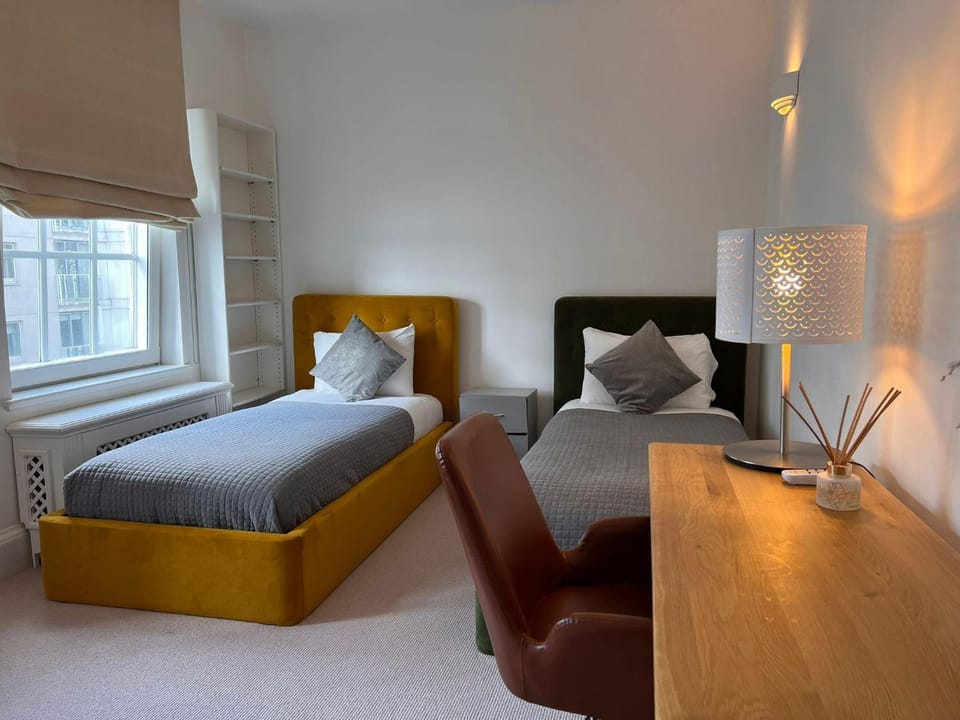 3 Bed Apartment Sleeps 6 - Free Parking Wifi Apartment in London