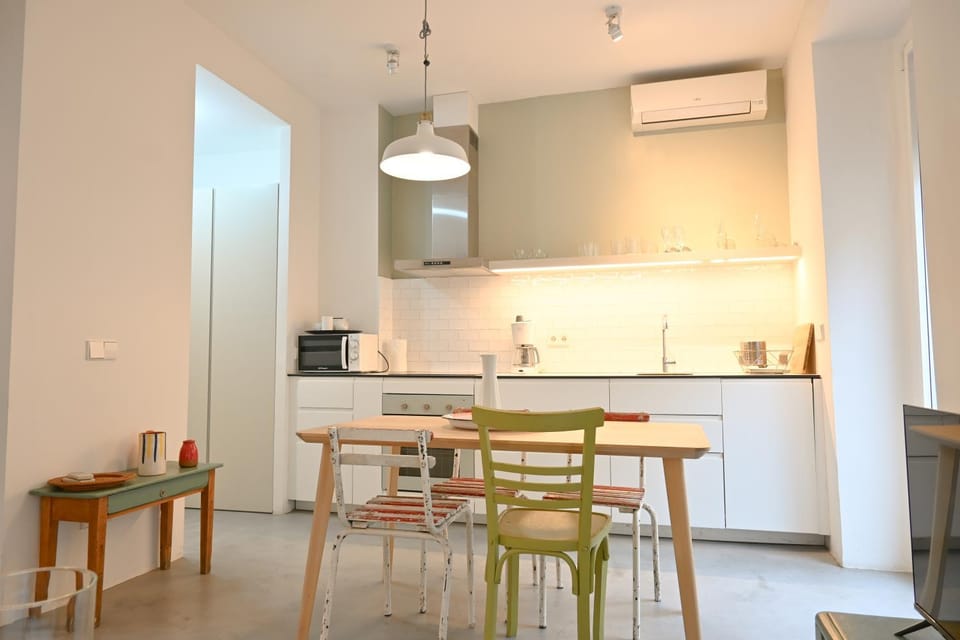 Kitchen or kitchenette, Dining area, oven, air conditioner