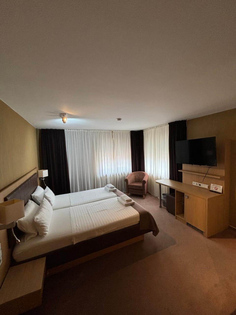 Bed, TV and multimedia, Photo of the whole room, Seating area, Bedroom