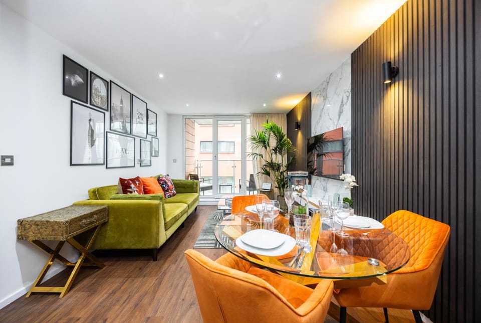 TV and multimedia, Living room, Seating area, Dining area