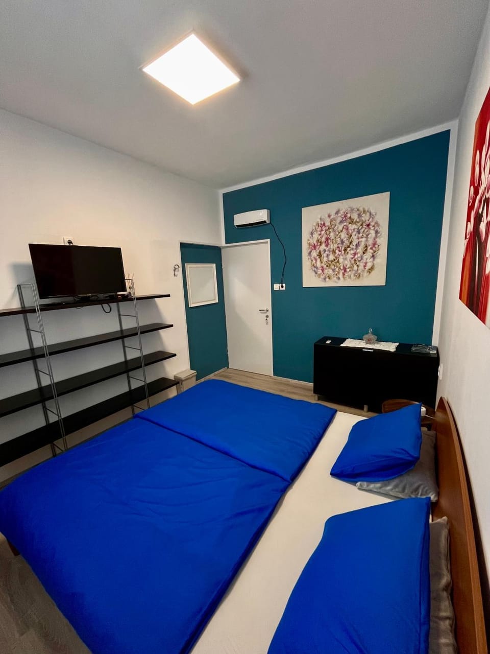 TV and multimedia, Photo of the whole room, Bedroom