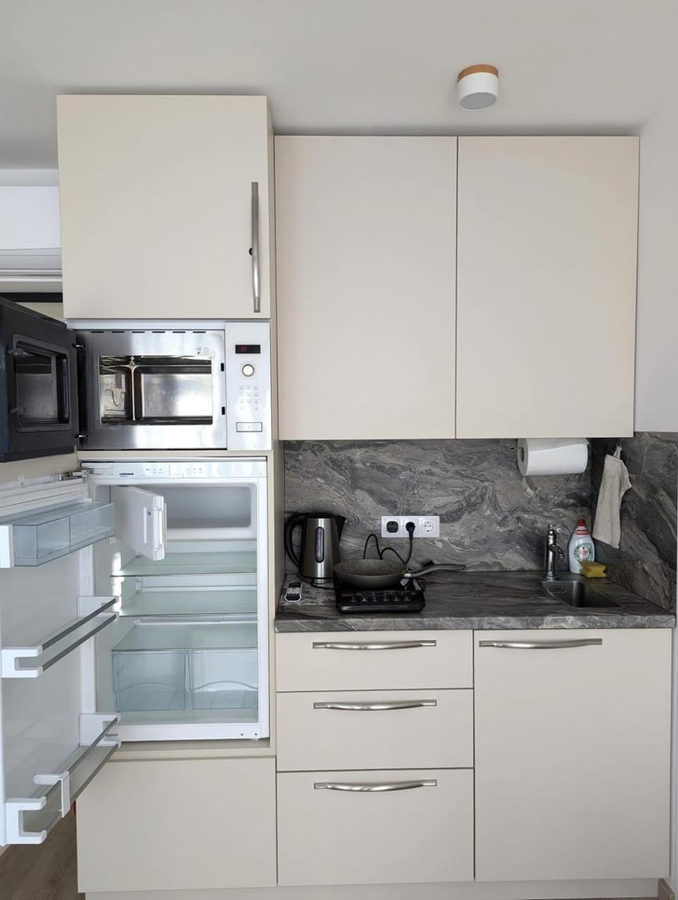 Coffee/tea facilities, Kitchen or kitchenette, stove