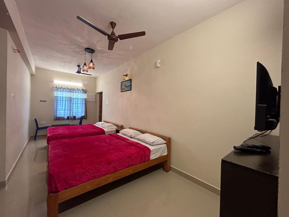 Bed, TV and multimedia, Photo of the whole room, Bedroom