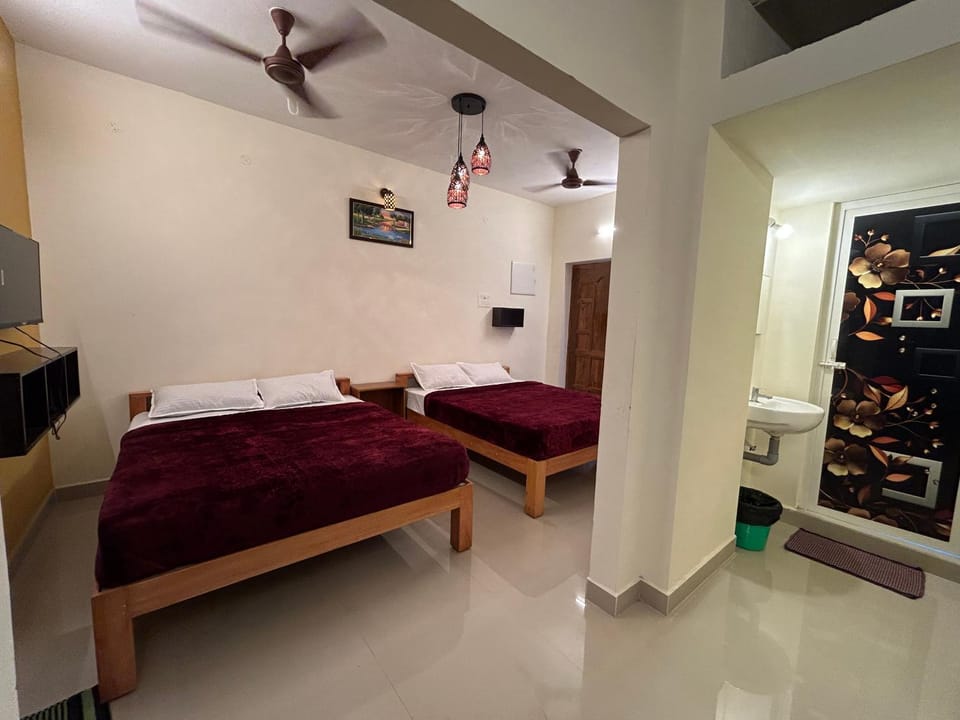 Bed, TV and multimedia, Bedroom, towels