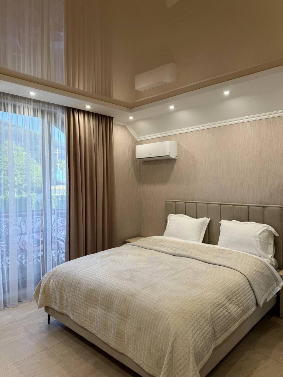 Bed, Photo of the whole room, Bedroom, air conditioner