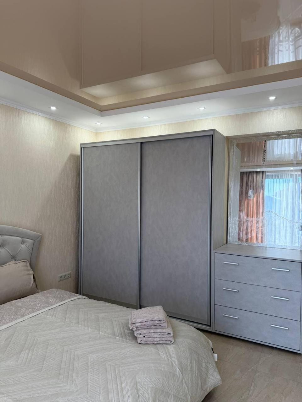 Bed, Photo of the whole room, Bedroom, towels