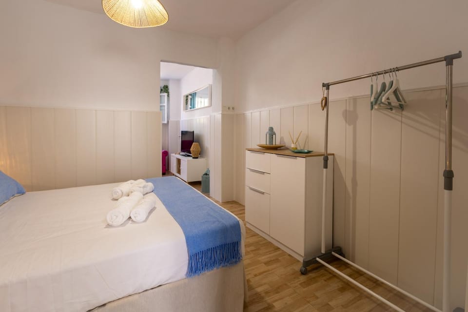 Bed, Bedroom, towels