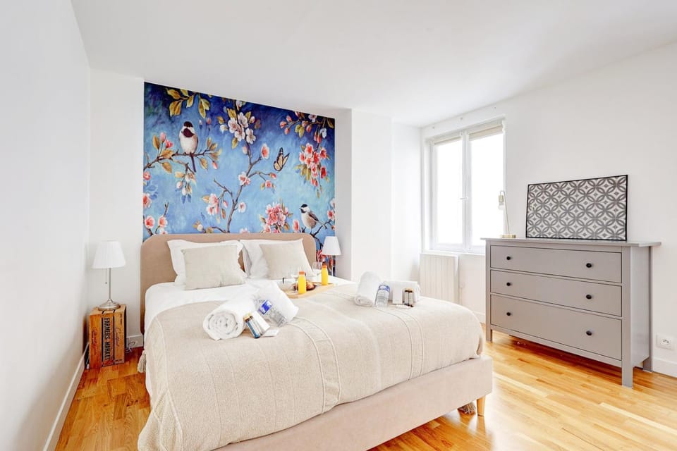 Bed, Photo of the whole room, Bedroom, towels