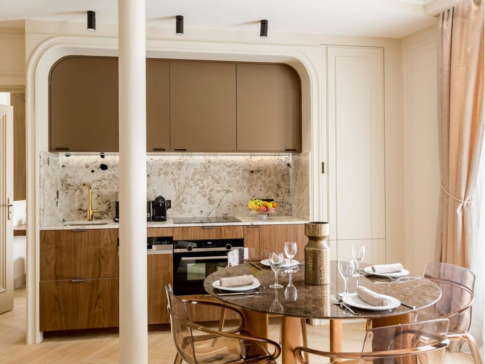 Kitchen or kitchenette, Dining area
