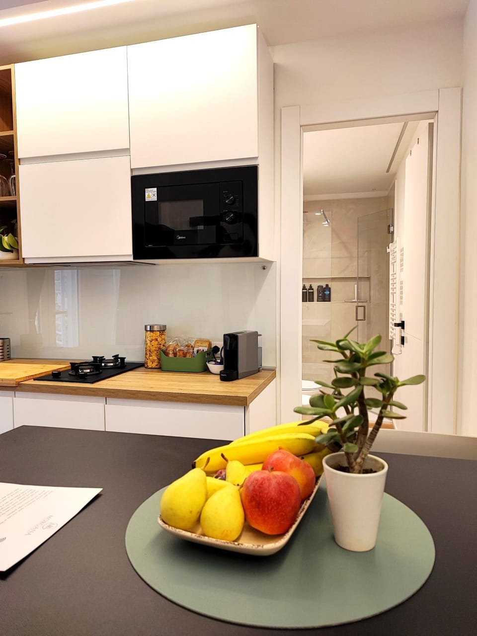 Coffee/tea facilities, Kitchen or kitchenette, stove