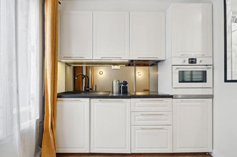 Coffee/tea facilities, microwave, oven, stove, toaster