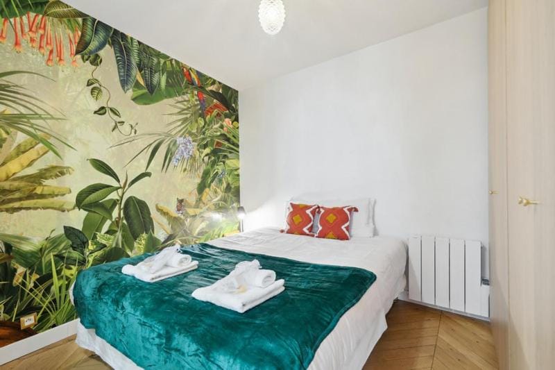 Bed, Photo of the whole room, Bedroom, towels