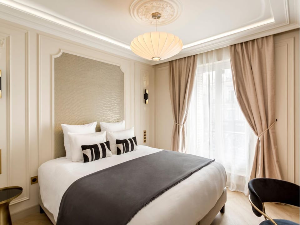 Bed, Photo of the whole room, Seating area, Bedroom