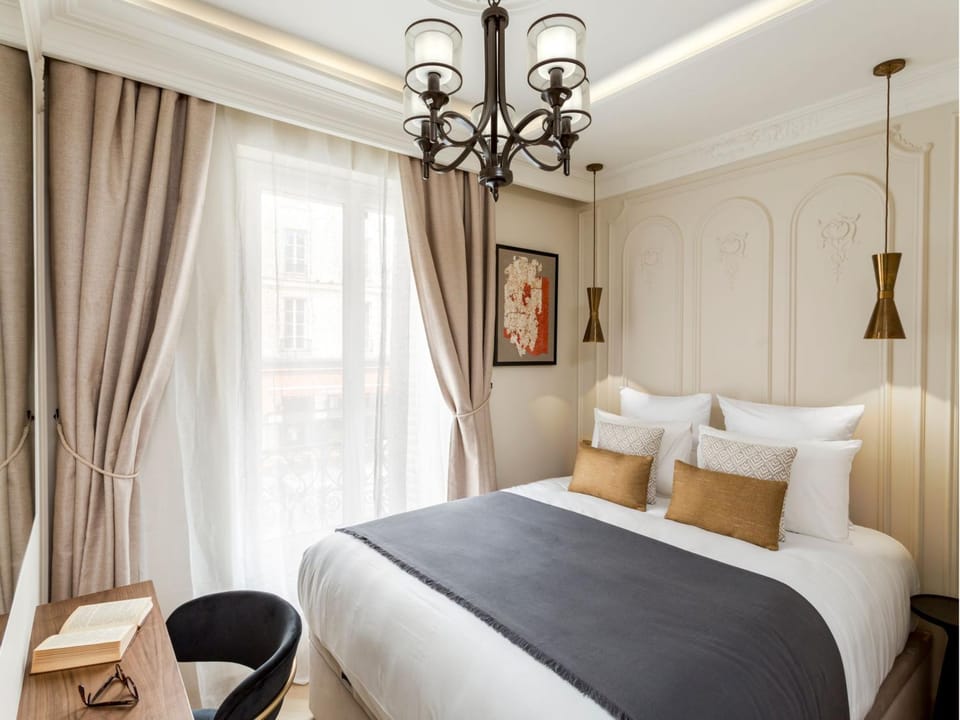 Bed, Photo of the whole room, Seating area, Bedroom