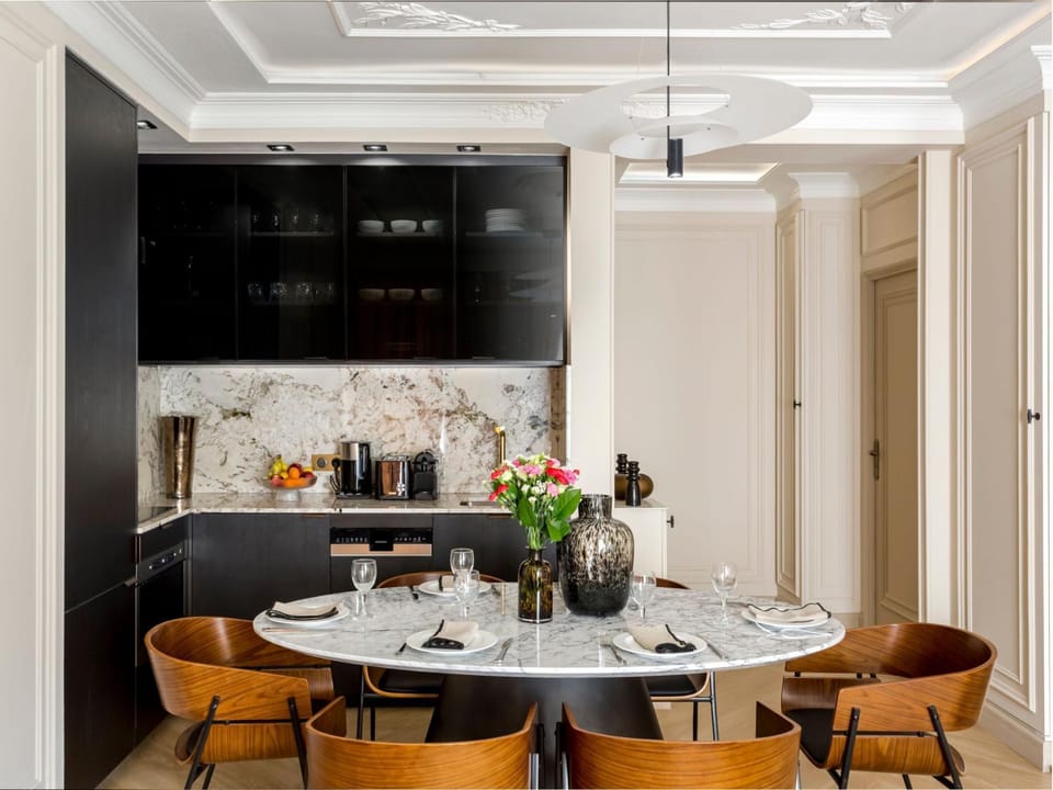 Kitchen or kitchenette, Dining area