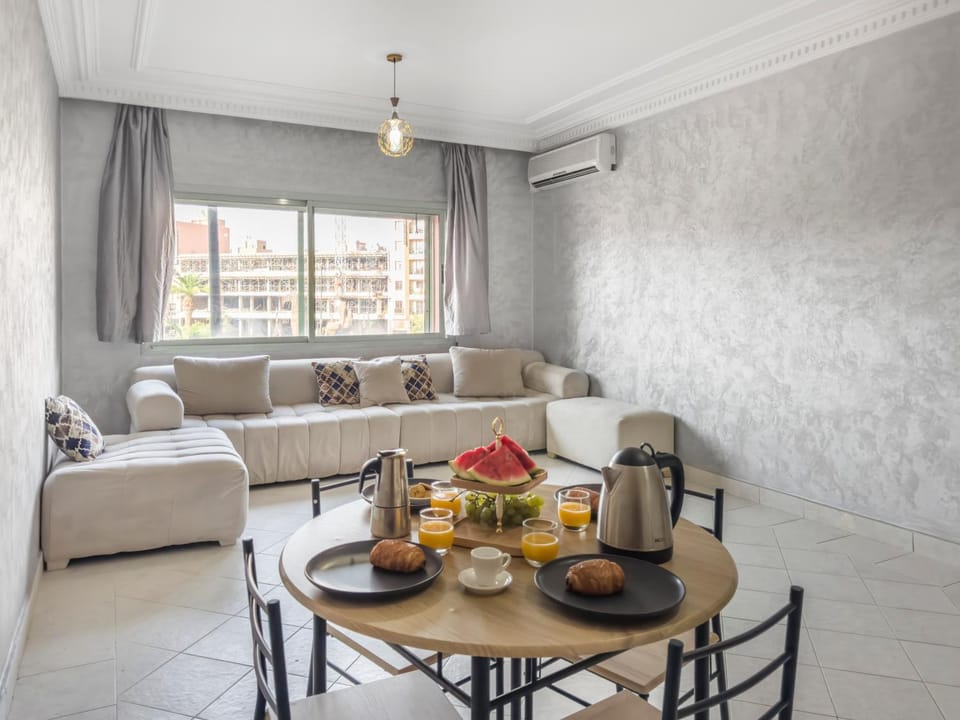 Communal lounge/ TV room, Lounge or bar, Dining area, air conditioner