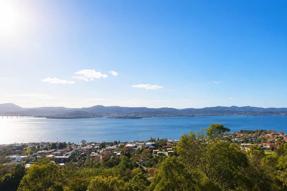 Oceanview Oasis - Close to CBD and Airport Villa in Tasmania