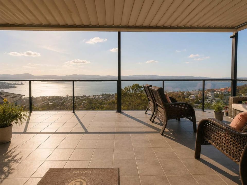 Oceanview Oasis - Close to CBD and Airport Villa in Tasmania