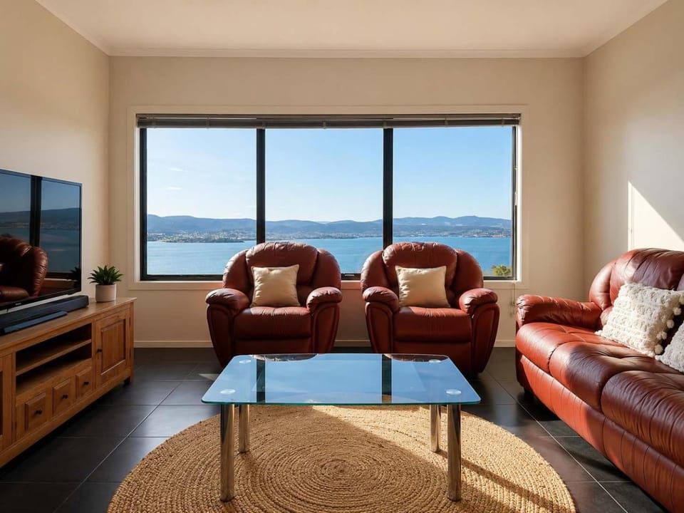 Oceanview Oasis - Close to CBD and Airport Villa in Tasmania